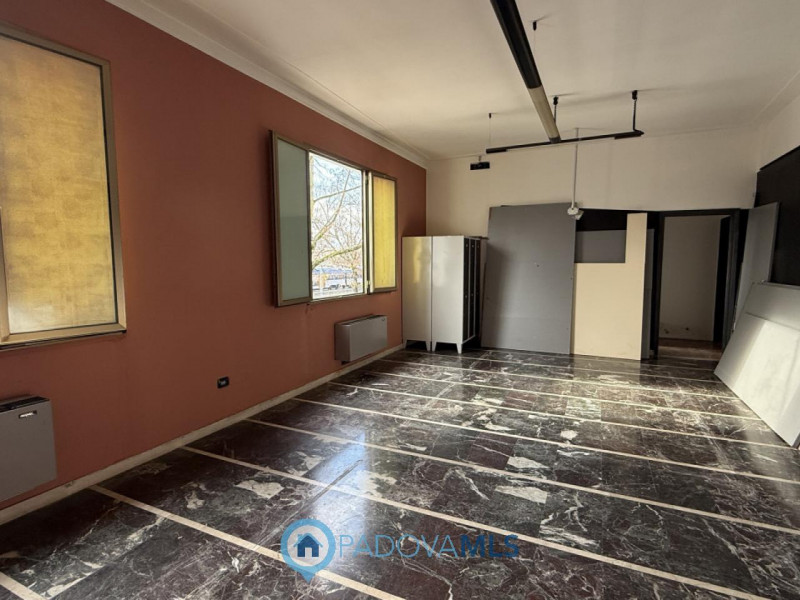 Immobile in esclusiva al Gruppo Padova MLS
ARCELLA – STAZIONE STRUTTURA COMMERCIALE con scoperto....