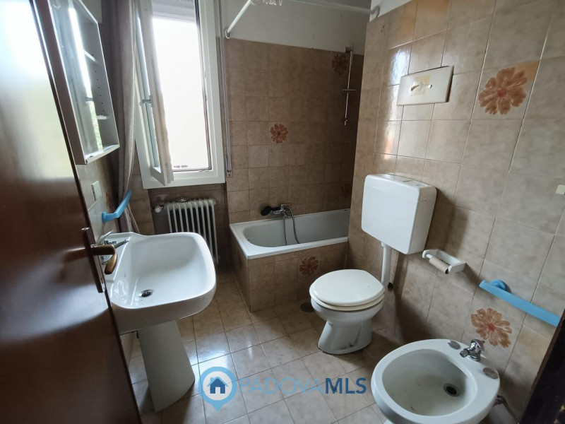 Immobile in esclusiva al Gruppo Padova MLS
Padova in zona Fiera comoda agli istituti universitari...