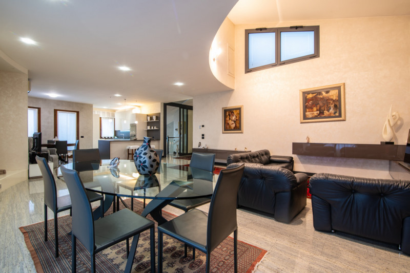 In tranquillo quartiere residenziale, villa singola di generose dimensioni, predisposta per esser...