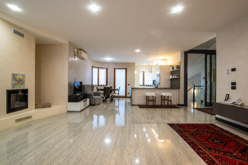 In tranquillo quartiere residenziale, villa singola di generose dimensioni, predisposta per esser...