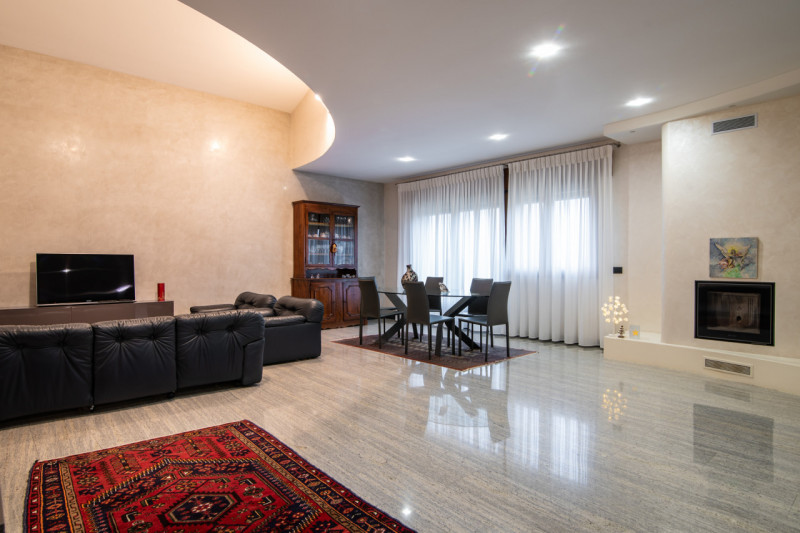 In tranquillo quartiere residenziale, villa singola di generose dimensioni, predisposta per esser...