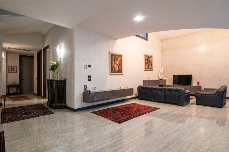 In tranquillo quartiere residenziale, villa singola di generose dimensioni, predisposta per esser...