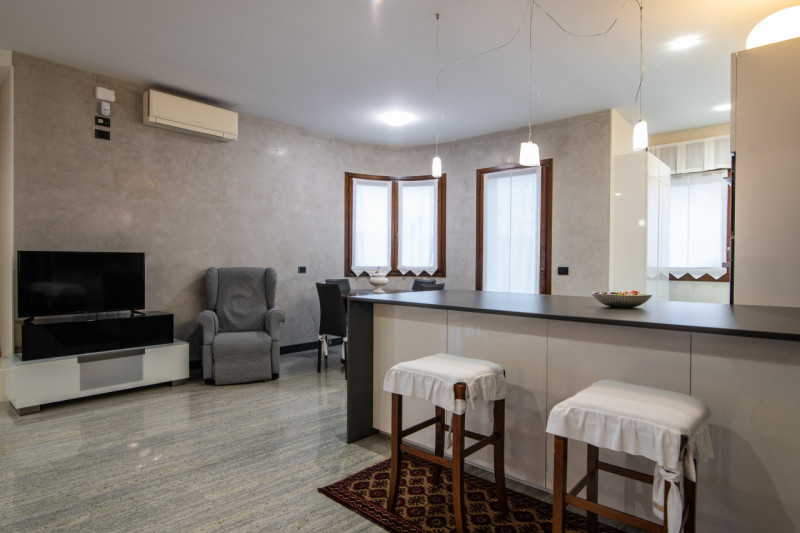 In tranquillo quartiere residenziale, villa singola di generose dimensioni, predisposta per esser...