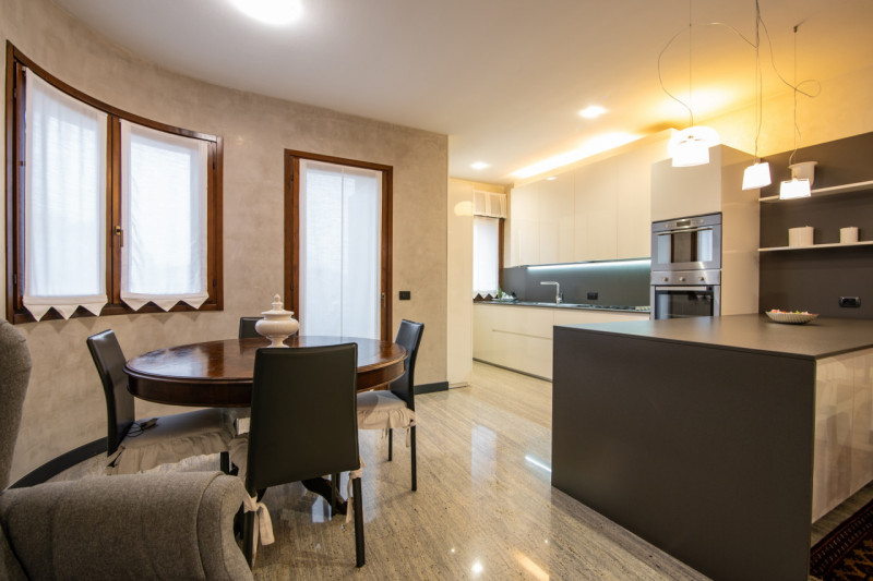 In tranquillo quartiere residenziale, villa singola di generose dimensioni, predisposta per esser...