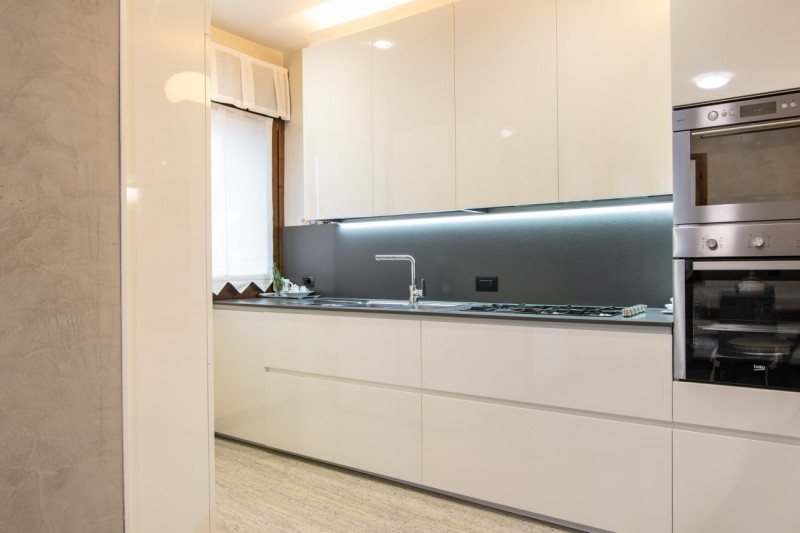 In tranquillo quartiere residenziale, villa singola di generose dimensioni, predisposta per esser...