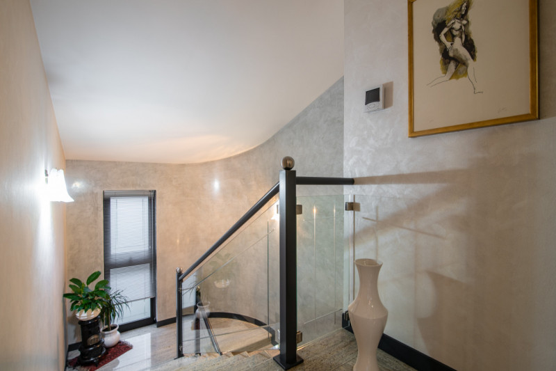 In tranquillo quartiere residenziale, villa singola di generose dimensioni, predisposta per esser...