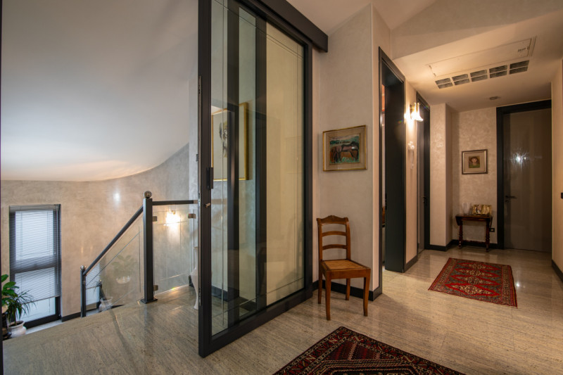 In tranquillo quartiere residenziale, villa singola di generose dimensioni, predisposta per esser...