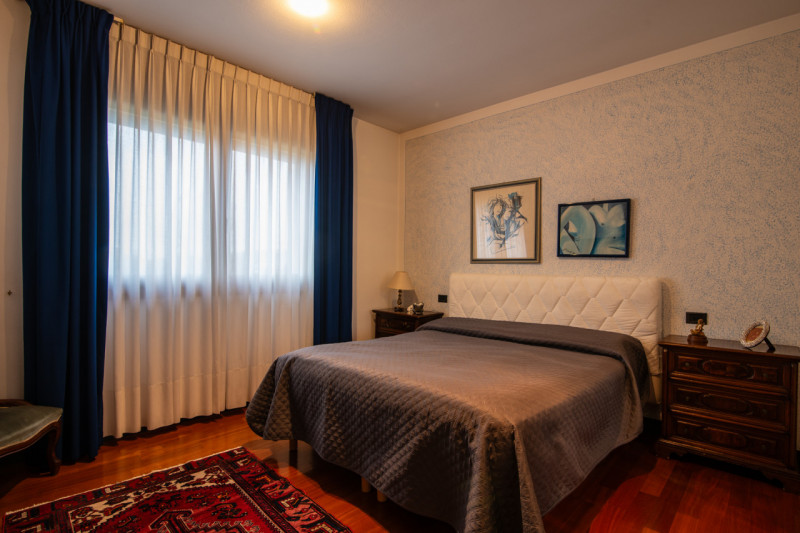 In tranquillo quartiere residenziale, villa singola di generose dimensioni, predisposta per esser...