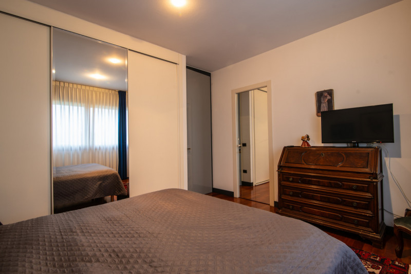 In tranquillo quartiere residenziale, villa singola di generose dimensioni, predisposta per esser...