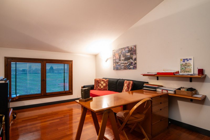 In tranquillo quartiere residenziale, villa singola di generose dimensioni, predisposta per esser...