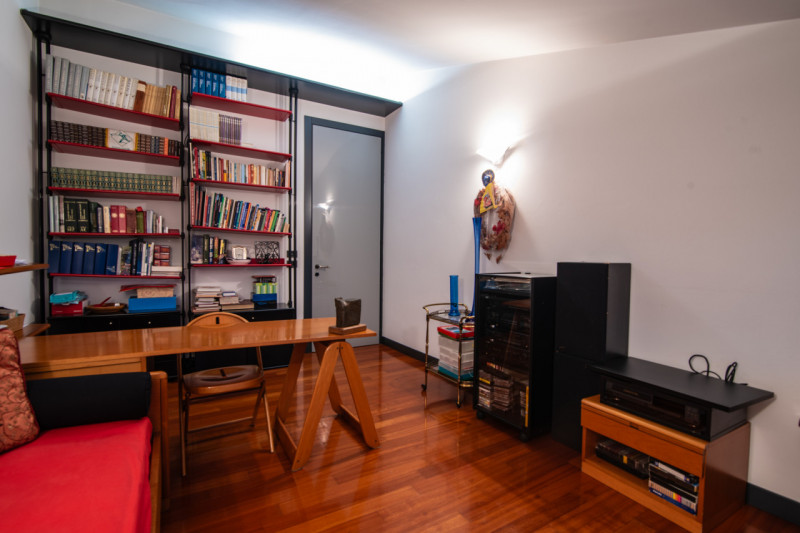 In tranquillo quartiere residenziale, villa singola di generose dimensioni, predisposta per esser...