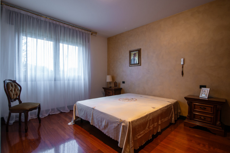 In tranquillo quartiere residenziale, villa singola di generose dimensioni, predisposta per esser...