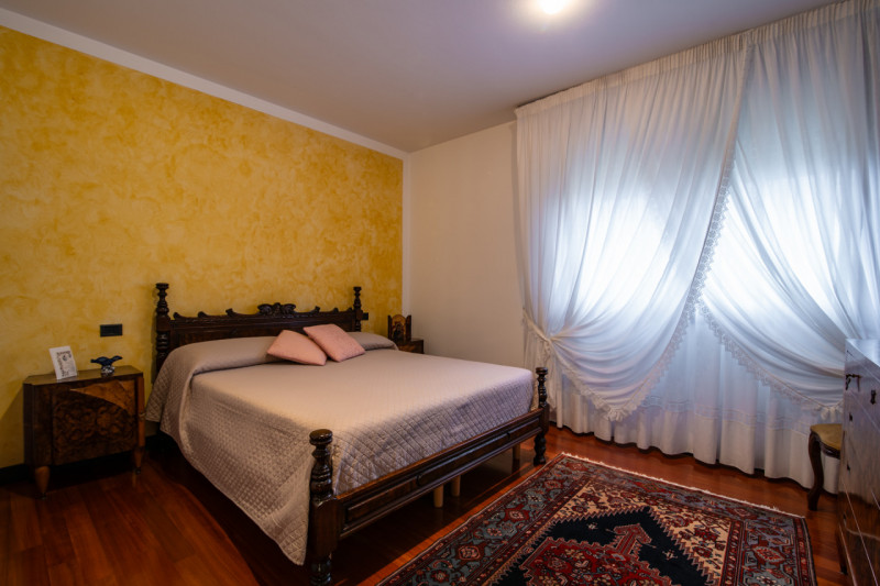 In tranquillo quartiere residenziale, villa singola di generose dimensioni, predisposta per esser...