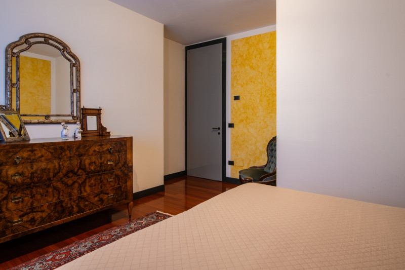 In tranquillo quartiere residenziale, villa singola di generose dimensioni, predisposta per esser...