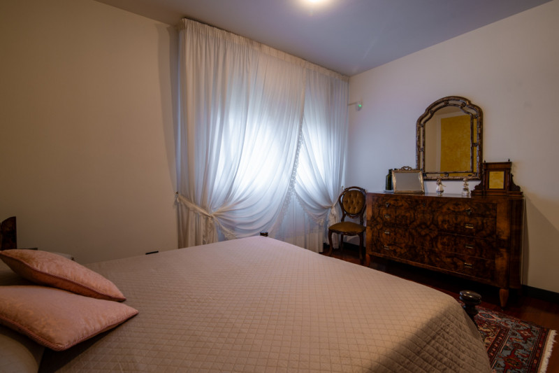 In tranquillo quartiere residenziale, villa singola di generose dimensioni, predisposta per esser...