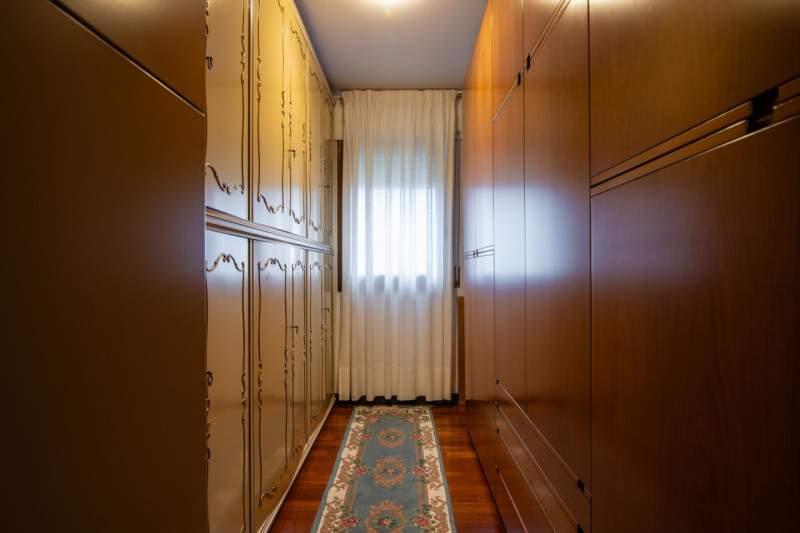 In tranquillo quartiere residenziale, villa singola di generose dimensioni, predisposta per esser...