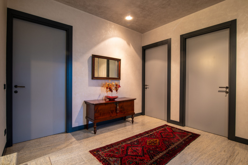 In tranquillo quartiere residenziale, villa singola di generose dimensioni, predisposta per esser...