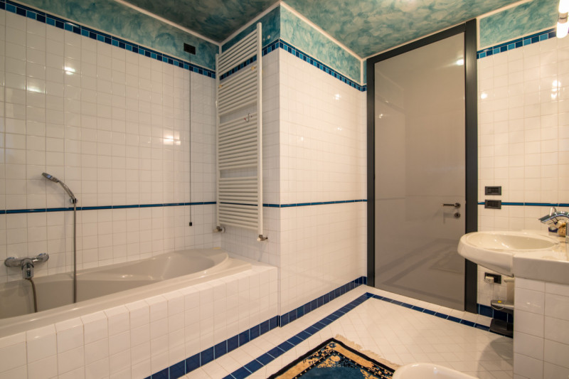 In tranquillo quartiere residenziale, villa singola di generose dimensioni, predisposta per esser...