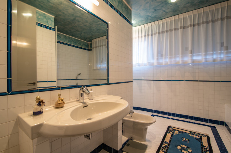 In tranquillo quartiere residenziale, villa singola di generose dimensioni, predisposta per esser...