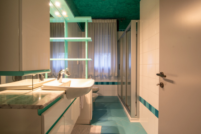 In tranquillo quartiere residenziale, villa singola di generose dimensioni, predisposta per esser...