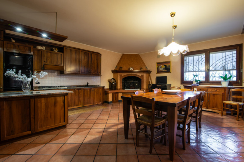 In tranquillo quartiere residenziale, villa singola di generose dimensioni, predisposta per esser...