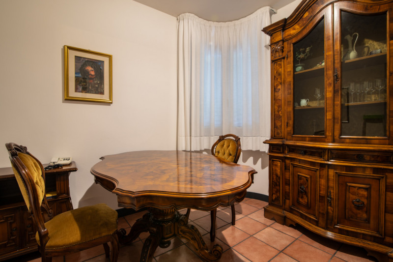 In tranquillo quartiere residenziale, villa singola di generose dimensioni, predisposta per esser...