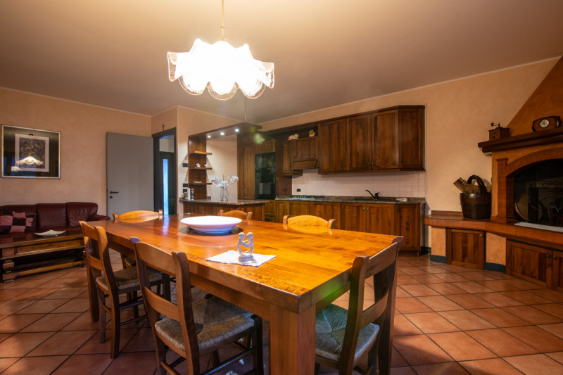 In tranquillo quartiere residenziale, villa singola di generose dimensioni, predisposta per esser...