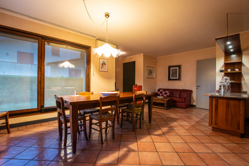 In tranquillo quartiere residenziale, villa singola di generose dimensioni, predisposta per esser...