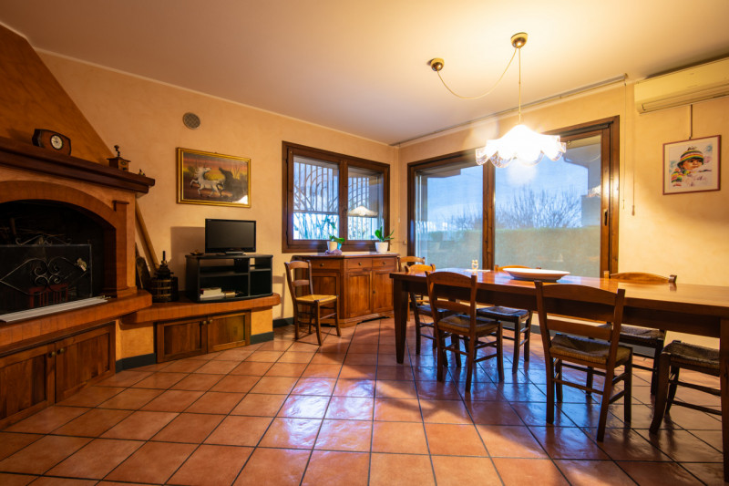 In tranquillo quartiere residenziale, villa singola di generose dimensioni, predisposta per esser...