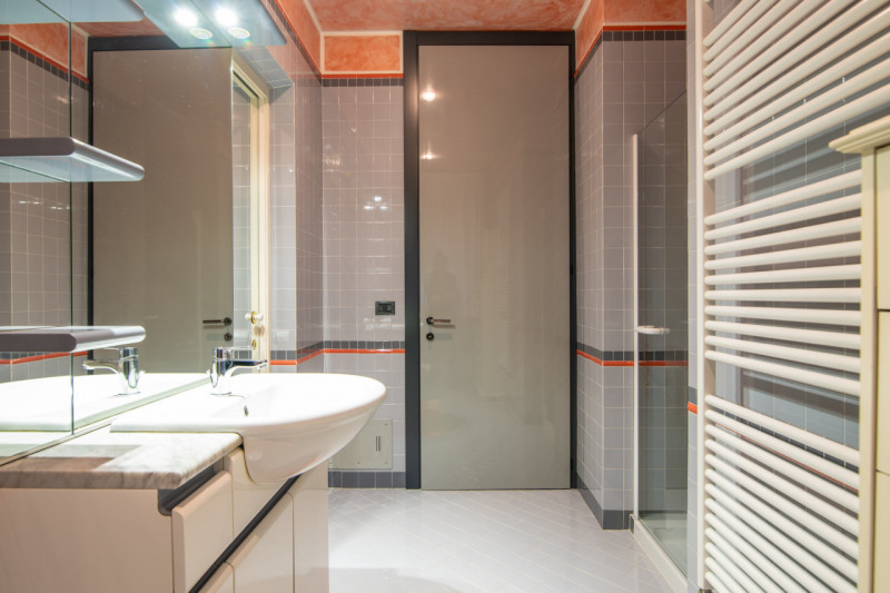 In tranquillo quartiere residenziale, villa singola di generose dimensioni, predisposta per esser...