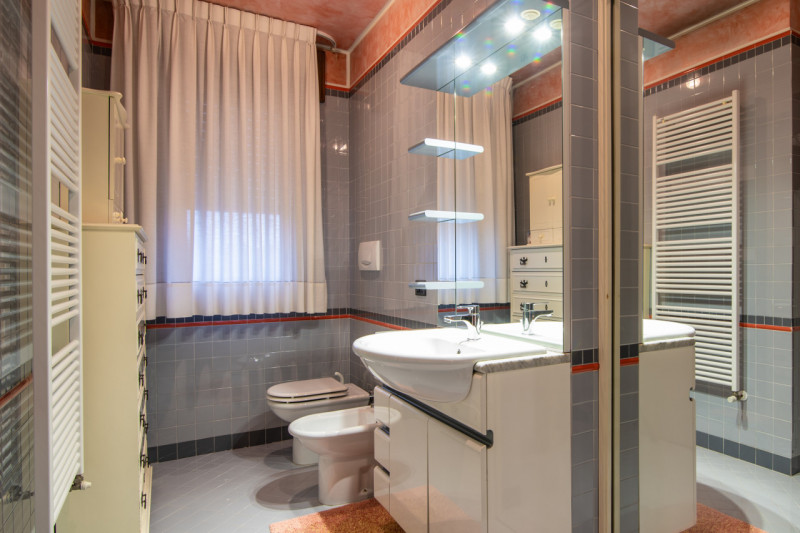 In tranquillo quartiere residenziale, villa singola di generose dimensioni, predisposta per esser...