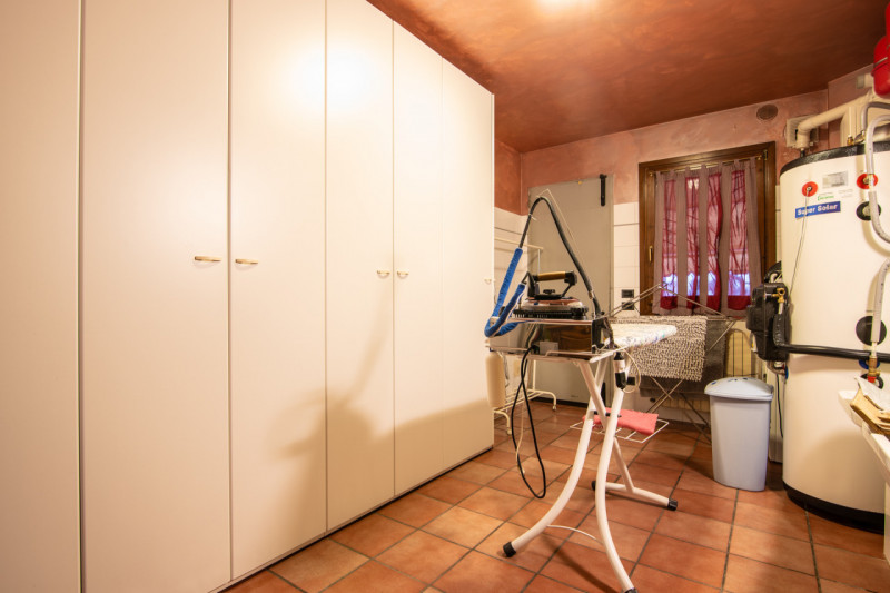 In tranquillo quartiere residenziale, villa singola di generose dimensioni, predisposta per esser...