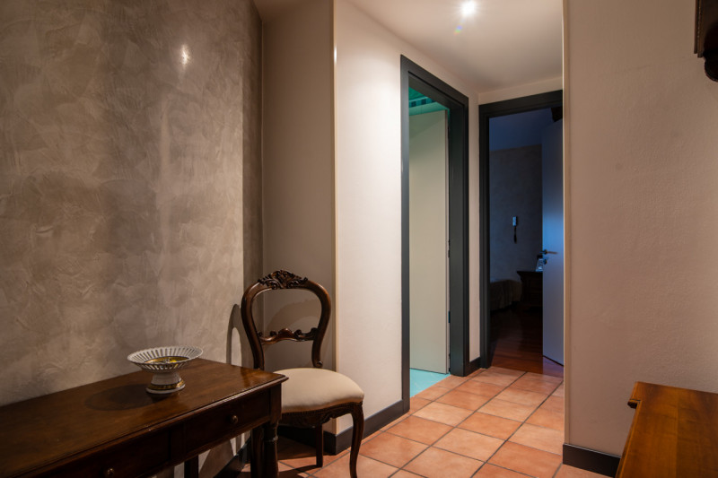 In tranquillo quartiere residenziale, villa singola di generose dimensioni, predisposta per esser...