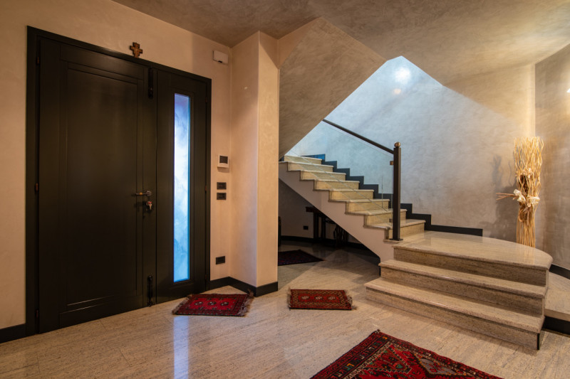 In tranquillo quartiere residenziale, villa singola di generose dimensioni, predisposta per esser...