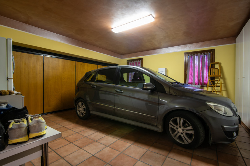 In tranquillo quartiere residenziale, villa singola di generose dimensioni, predisposta per esser...