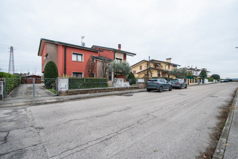 In tranquillo quartiere residenziale, villa singola di generose dimensioni, predisposta per esser...