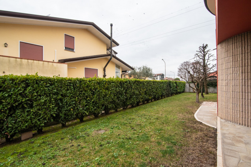 In tranquillo quartiere residenziale, villa singola di generose dimensioni, predisposta per esser...