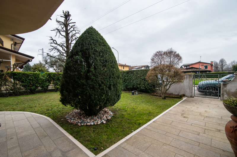 In tranquillo quartiere residenziale, villa singola di generose dimensioni, predisposta per esser...