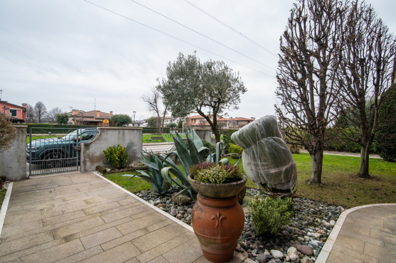 In tranquillo quartiere residenziale, villa singola di generose dimensioni, predisposta per esser...