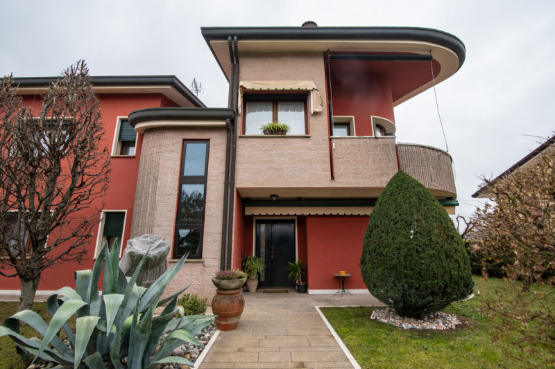 In tranquillo quartiere residenziale, villa singola di generose dimensioni, predisposta per esser...