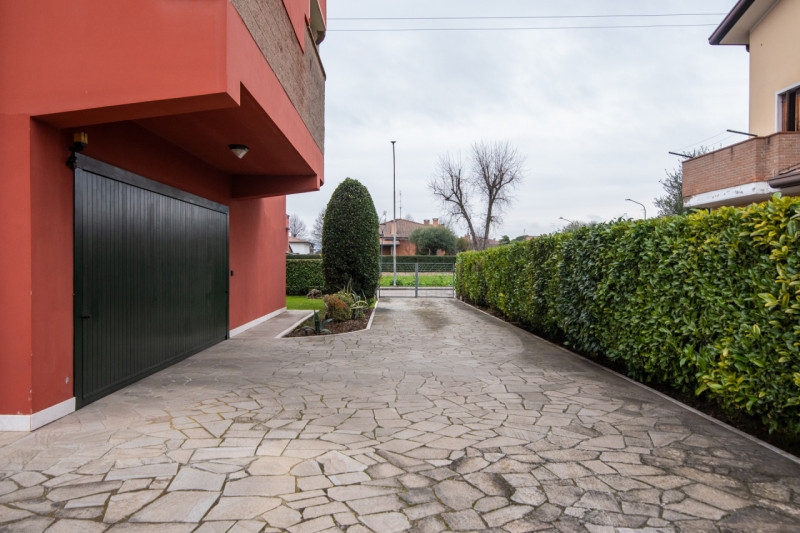 In tranquillo quartiere residenziale, villa singola di generose dimensioni, predisposta per esser...