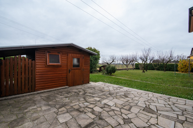 In tranquillo quartiere residenziale, villa singola di generose dimensioni, predisposta per esser...