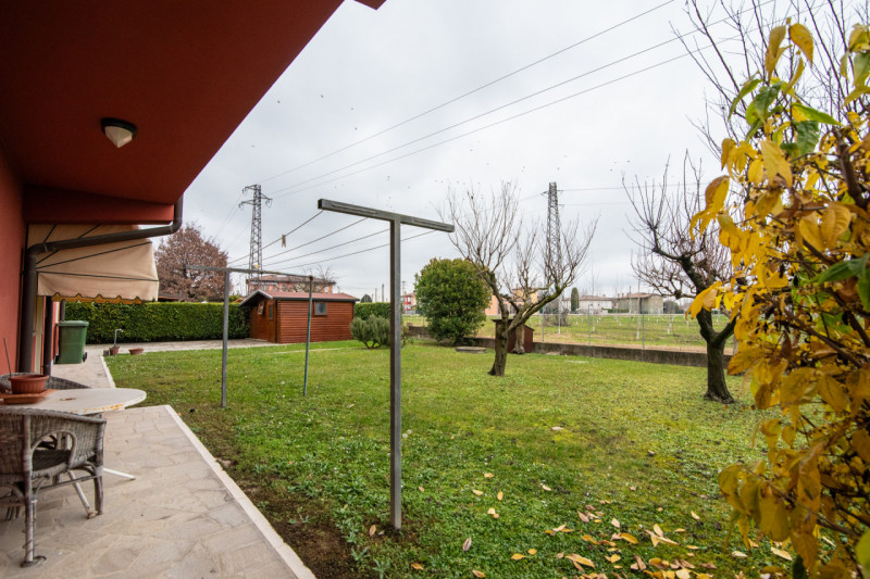 In tranquillo quartiere residenziale, villa singola di generose dimensioni, predisposta per esser...