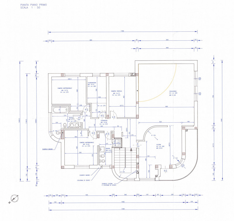 In tranquillo quartiere residenziale, villa singola di generose dimensioni, predisposta per esser...