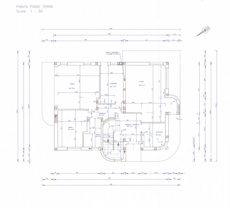 In tranquillo quartiere residenziale, villa singola di generose dimensioni, predisposta per esser...