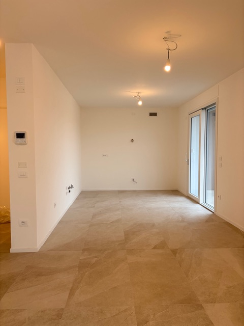 In una palazzina di poche unità, è disponibile un luminoso appartamento di 80 mq netti interni, o...