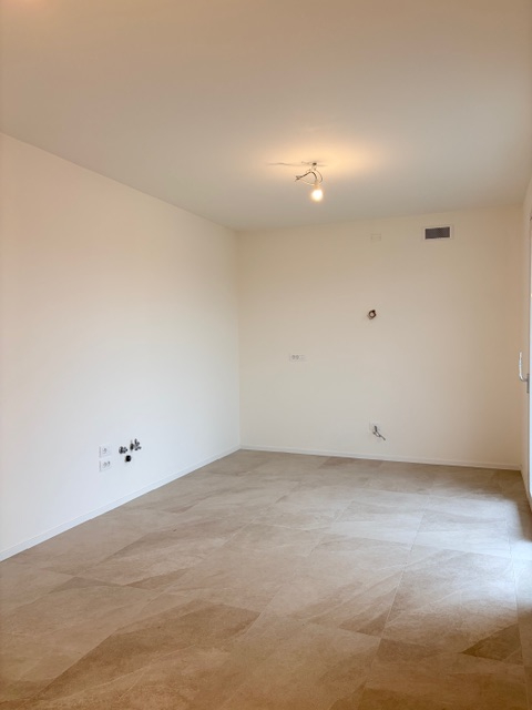 In una palazzina di poche unità, è disponibile un luminoso appartamento di 80 mq netti interni, o...