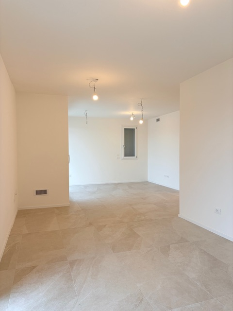 In una palazzina di poche unità, è disponibile un luminoso appartamento di 80 mq netti interni, o...