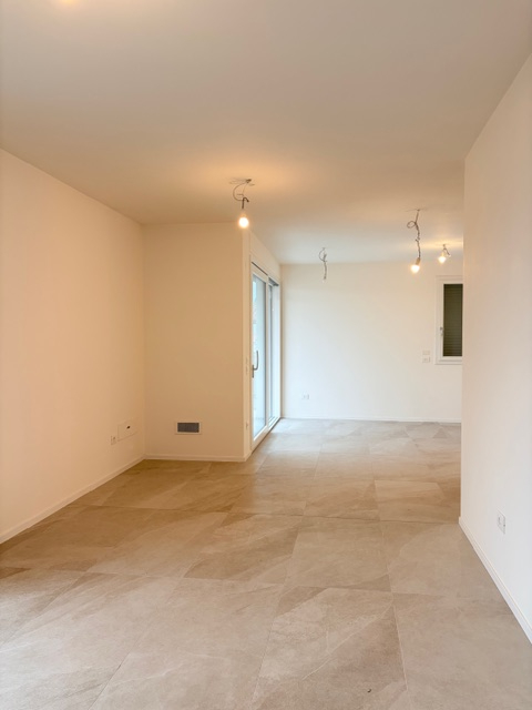 In una palazzina di poche unità, è disponibile un luminoso appartamento di 80 mq netti interni, o...