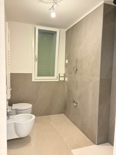 In una palazzina di poche unità, è disponibile un luminoso appartamento di 80 mq netti interni, o...